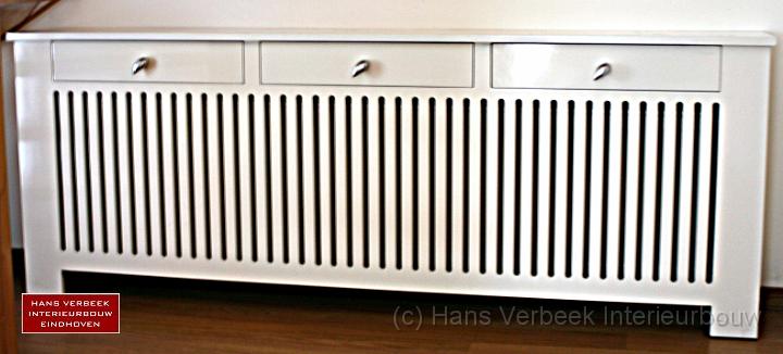 008 radiatorombouw met warme sjaal- en en handschoenladen.jpg